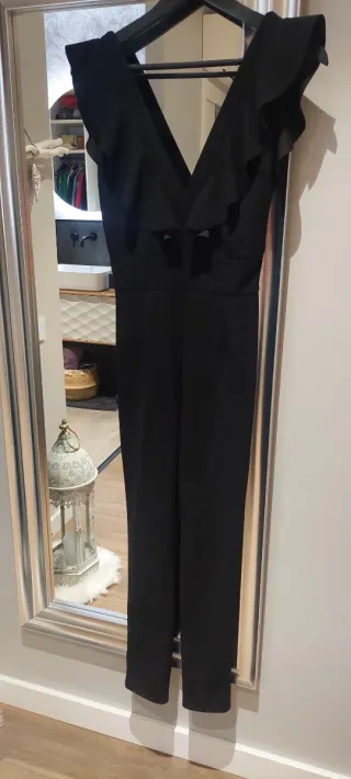 Mono negro elegante con volantes