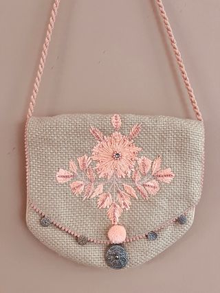 Bolso de yute con bordado floral rosa