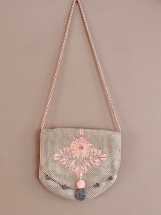 Bolso de yute con bordado floral rosa
