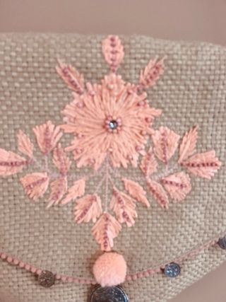 Bolso de yute con bordado floral rosa