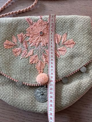 Bolso de yute con bordado floral rosa