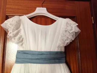 Vestido de comunión blanco con fajín azul