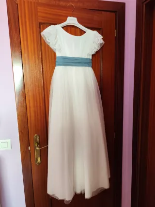 Vestido de comunión blanco con fajín azul