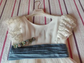 Vestido de comunión blanco con fajín azul
