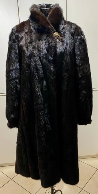 Cappotto in pelliccia nero con bottone