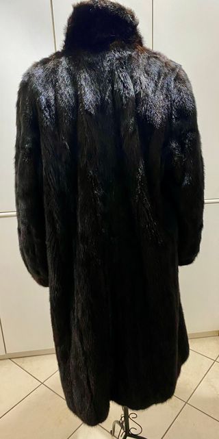 Cappotto in pelliccia nero con bottone