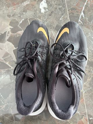 Zapatillas Nike Running Negras y Doradas