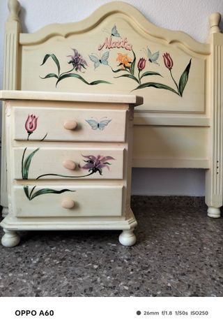 Cabecero y mesita de noche infantil pintados