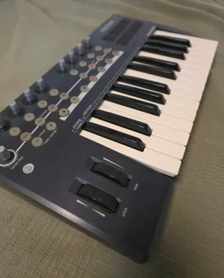 Teclado controlador Midi Novation Nocturn 25