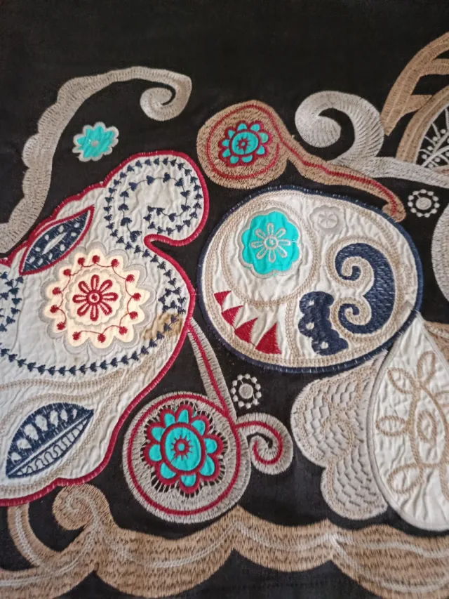 Falda tubo negra con bordados