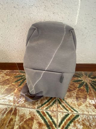 Mochila bandolera gris