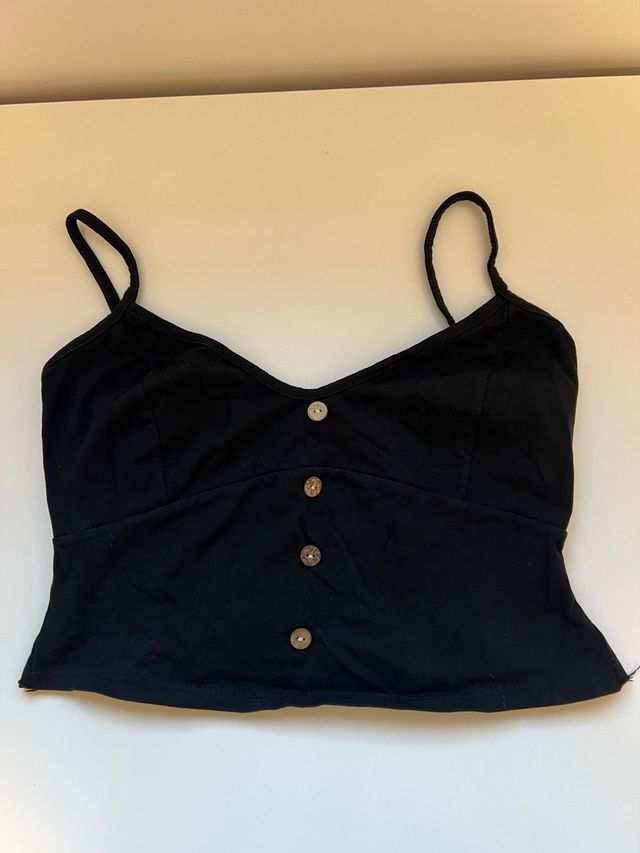 Top negro con botones