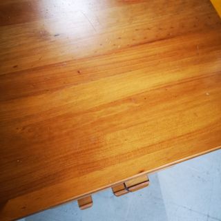 Mesilla de noche fabricada en madera de pino. Cuen