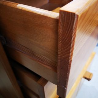 Mesilla de noche fabricada en madera de pino. Cuen