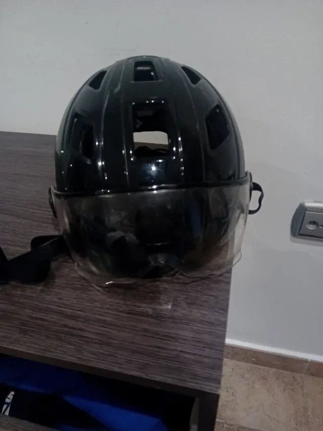 Casco Negro Patinete/Bici con Visera