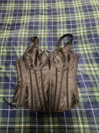 Corsé negro con estampado floral