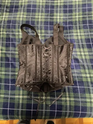 Corsé negro con estampado floral