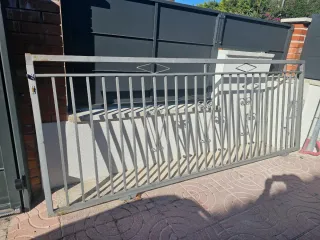 Puerta corredera metálica con ruedas 3.40 x 1.35