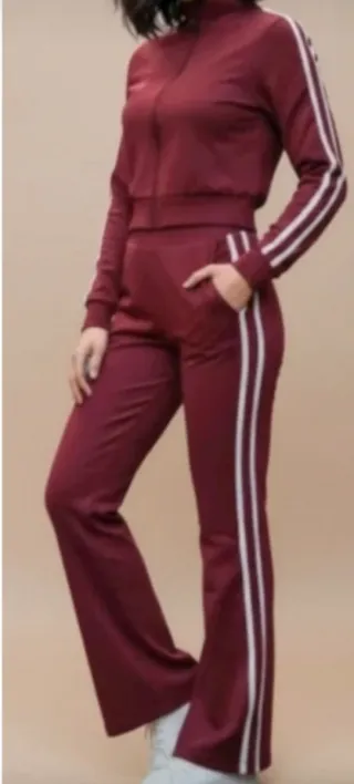 Conjunto deportivo mujer burdeos.