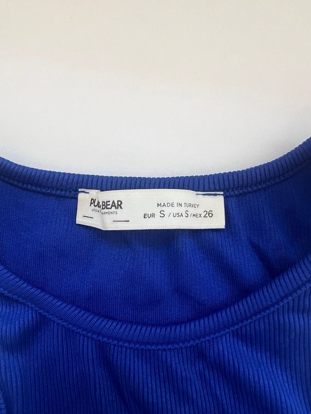 Top Pull&Bear azul con aberturas