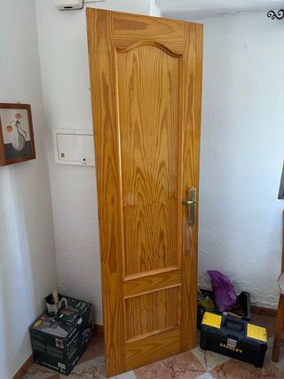 Puerta de pino maciza barnizada