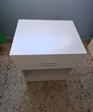 Mesita de noche blanca