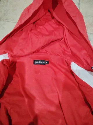 Chaqueta impermeable con capucha