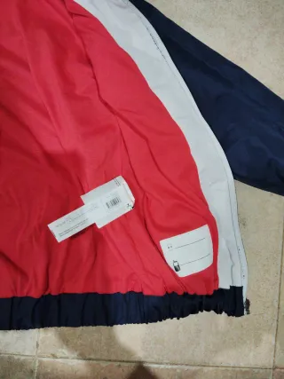 Chaqueta impermeable con capucha