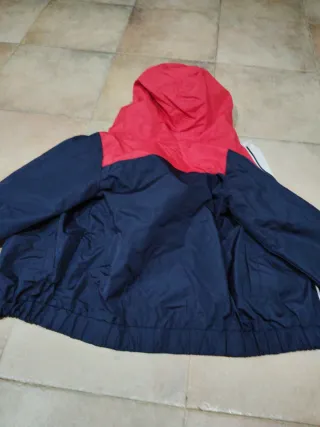 Chaqueta impermeable con capucha