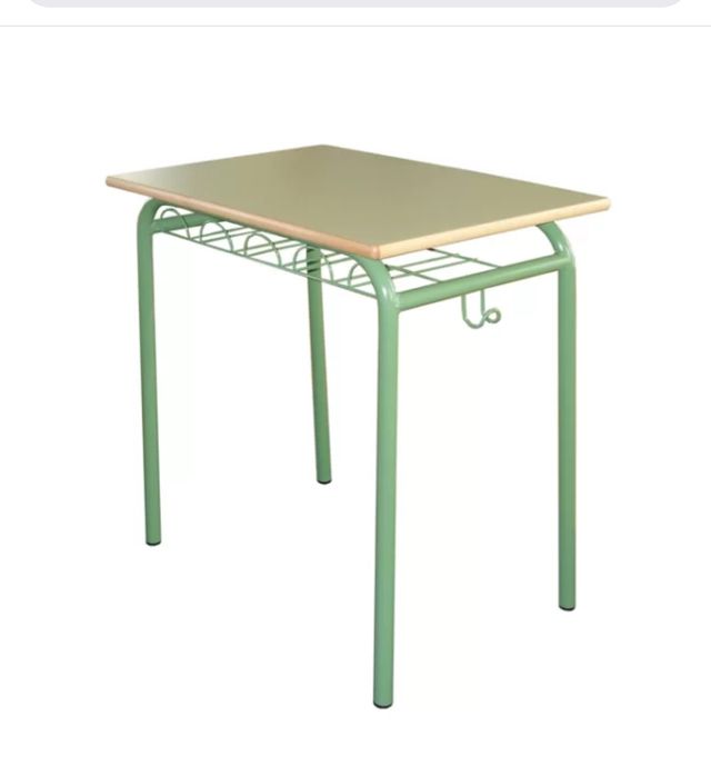 Aula verde con 20 sedie e 20 tavoli