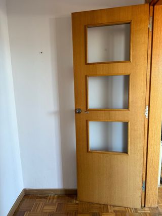 Puerta de madera con 3 cristales