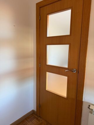 Puerta de madera con 3 cristales