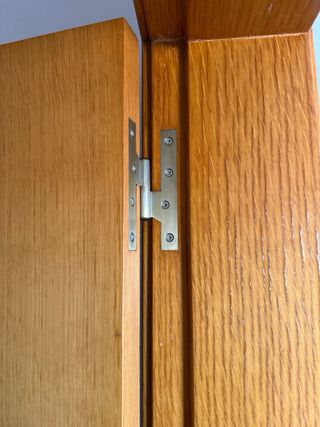 Puerta de madera con 3 cristales