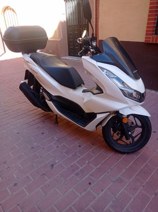 Honda PCX blanca con pocos kilómetros 13844
