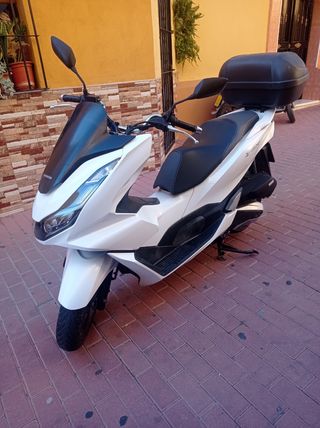 Honda PCX blanca con pocos kilómetros 13844