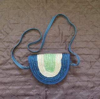 Bolso de rafia azul y verde