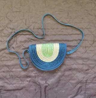 Bolso de rafia azul y verde