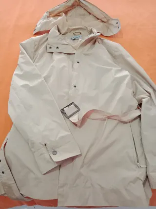 Cazadora impermeable beige