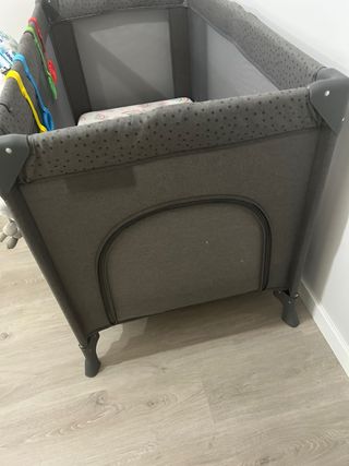 Cuna de viaje Kinderkraft con cambiador y colchón