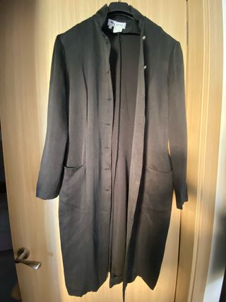 Chaqueta larga o vestido abotonado