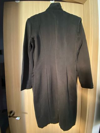 Chaqueta larga o vestido abotonado