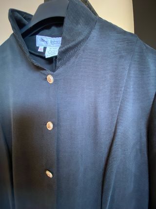 Chaqueta larga o vestido abotonado