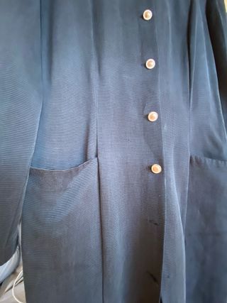 Chaqueta larga o vestido abotonado