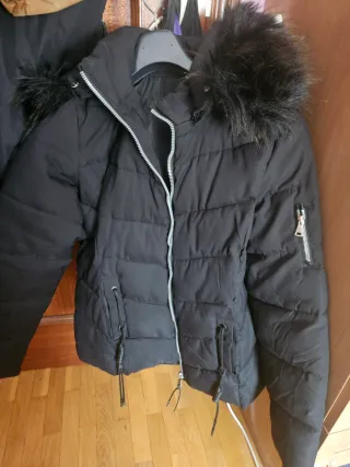 Chaqueta negra con capucha de pelo