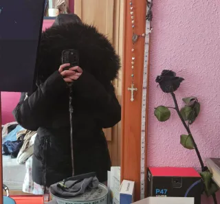 Chaqueta negra con capucha de pelo