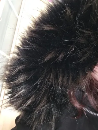Chaqueta negra con capucha de pelo