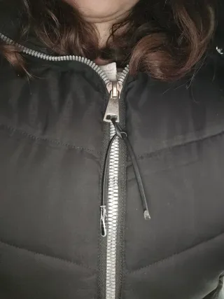 Chaqueta negra con capucha de pelo