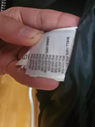 Chaqueta negra con capucha de pelo