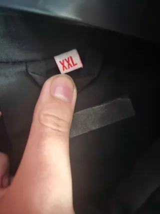 Chaqueta negra con capucha de pelo