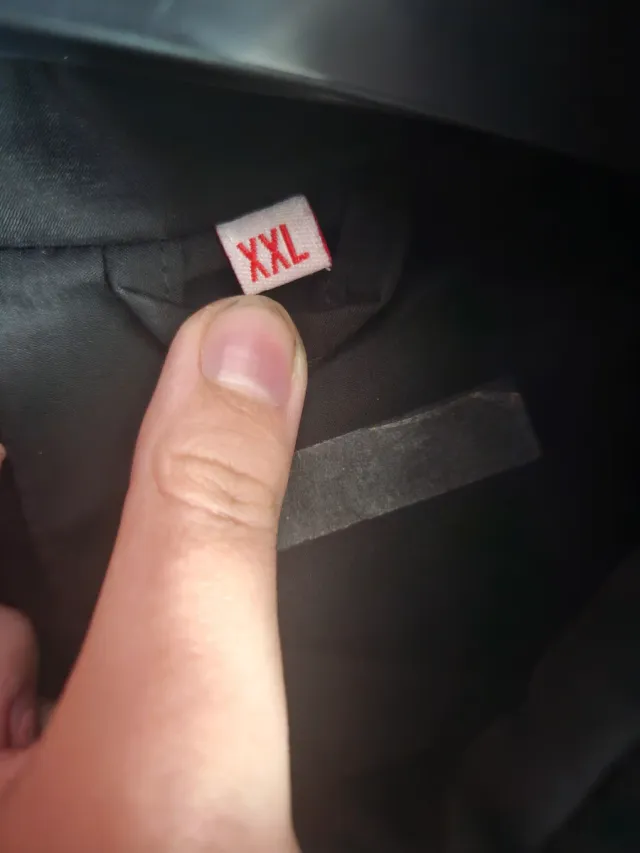 Chaqueta negra con capucha de pelo